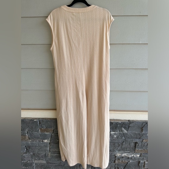 Sleeveless Cream Top - Picture 4 of 7